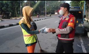 Jum’at Barokah, Senyum Bahagia Para Petugas Penyapu Jalan, Abang Becak Dan Asongan Saat Mendapat Rezeki Dari Personil Sat Samapta Polrestabes Medan