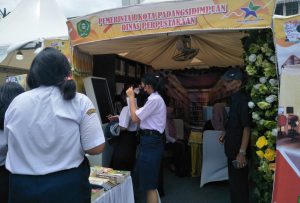 Di Sidempuan Expo Tahun 2022, Dinas Perpustakaan Beri Kartu Anggota Perpustakaan Gratis Ke Pengunjung