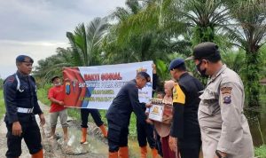 Momentum Hari Pahlawan, Batalyon A Brimob Sumut Salurkan Sembako Kepada Masyarakat Korban Banjir