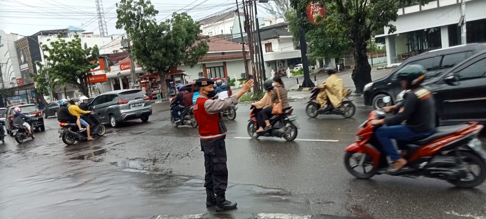 Awali Pelaksanaan Tugas Rutin, Personil Sat Samapta Polrestabes Medan Laksanakan Commander Wish Di Pagi Hari