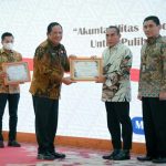 Gubsu Serahkan Piagam Penghargaan WTP Ke Wali Kota P. Sidempuan