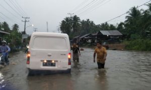 Diguyur Hujan Deras, Tinggi Air Jalinsum Di Sipange Setinggi Lutut Orang Dewasa