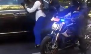 Viral! Wanita Terobos Paspampres Salam Presiden Joko Widodo