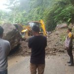 Personil Polsek Batang Natal Dan Masyarakat Bersihkan Longsor Di Desa Tarlola Madina