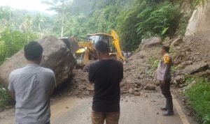 Personil Polsek Batang Natal Dan Masyarakat Bersihkan Longsor Di Desa Tarlola Madina