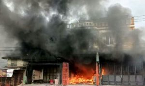 Satu Unit Ruko Terbakar, 2 Korban Dilarikan ke Rumah Sakit