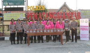 Kapolres Pematang Siantar Bersama Dengan Bhayangkari Berbagi Takjil Kepada Masyarakat Pengguna Jalan