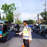 Pastikan Arus Mudik Lancar, Personil Pos Pam Ketupat Toba Polresta Deli Serdang Gencar Laksanakan Pengaturan Arus lalu lintas