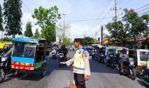 Pastikan Arus Mudik Lancar, Personil Pos Pam Ketupat Toba Polresta Deli Serdang Gencar Laksanakan Pengaturan Arus lalu lintas