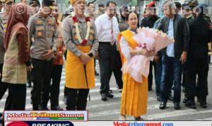 Tarian Adat Dan Pemasangan Pakaian Adat Melayu Sambut Kapolda Sumut