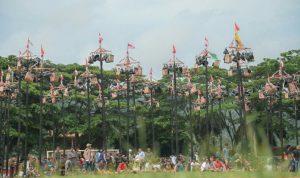 Digagas Dandim 0212/ TS, 2000 Peserta Berebut Panjat 78 Pohon Pinang