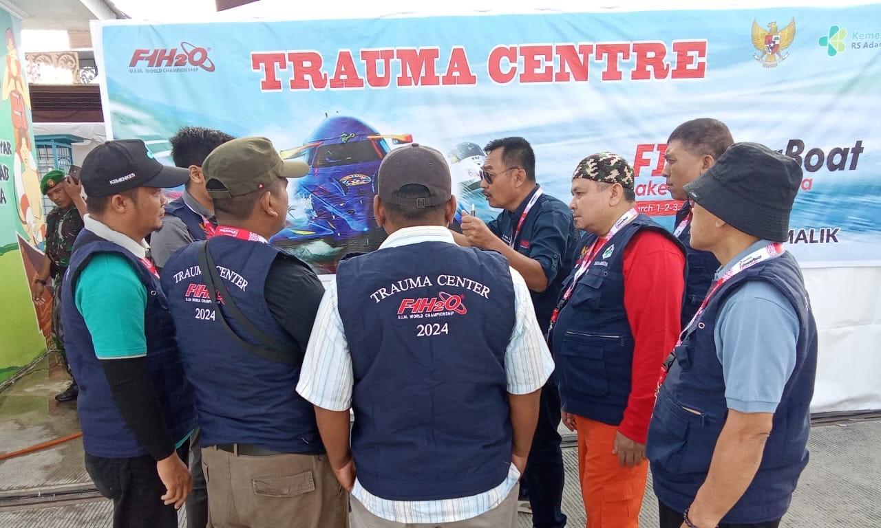 Tim medis RS Adam Malik melakukan koordinasi sebelum bertugas di Trauma Center F1 Powerboat 2024, kawasan Danau Toba, 1-3 Maret 2024