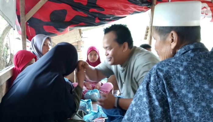 Rutinitas AMPUH Jum’at Berbagi Pada Anak Yatim Piatu 