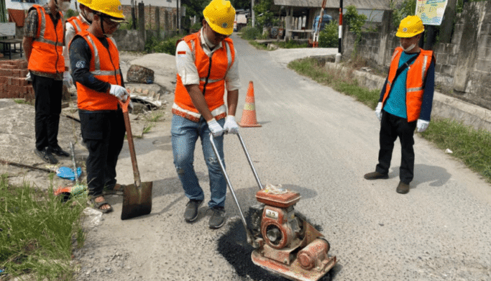 Limbah Aspal Disulap Jadi ‘Penyembuh’ Jalan Berlubang oleh Dosen Polmed