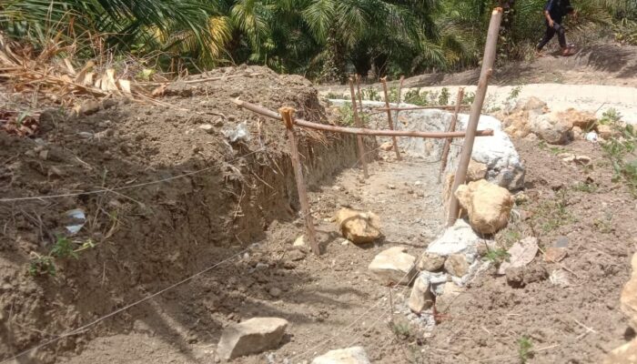 Diduga Proyek Drainase DD Ta 2023 Desa Semaninggir Terbengkalai 