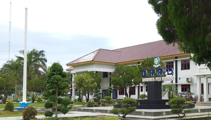 Bendera Merah Putih Tak Dikibarkan Di Kantor DPRD Deli Serdang  Di Jam Dinas