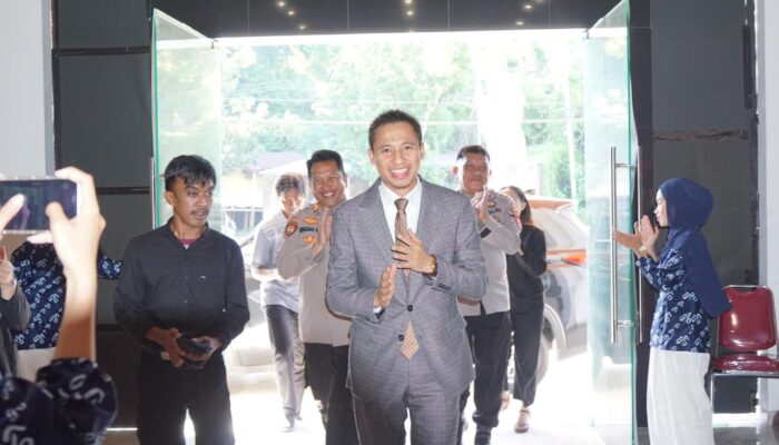 Perbaikan Ekonomi Guru Dimulai dari Pola Pikir? Mengulik Gerakan Nasional ‘Great Teacher’ Syafii Efendi