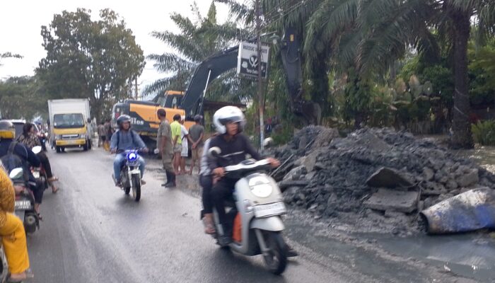 Banjir Tak Surut, Satpol PP Kawal 2 Alat Berat Keruk Drainase Dan Tertibkan Bangunan Liar Di Kec Batang Kuis 