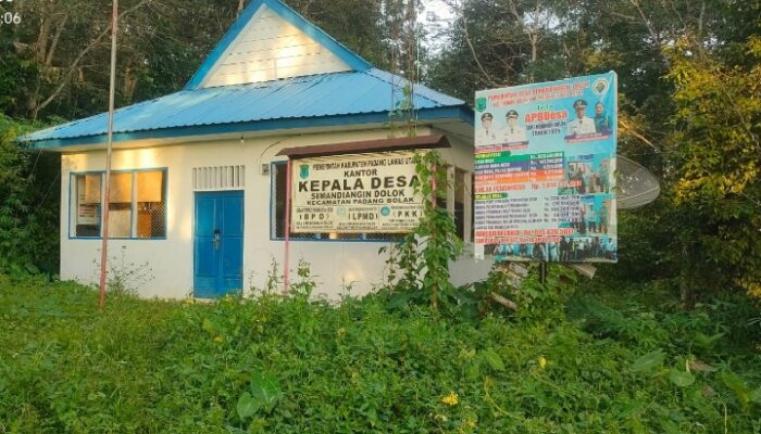 Kantor Desa Simandiangin Dolok Diselimuti Rumput Liar, Diduga Kades, Perangkat Desa ” Makan Gaji Buta”