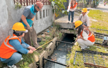 Medan Selayang Sering Banjir? Dosen Polmed Turun Tangan Pasang Alat 'Sakti' Ini di Drainase, Warga Kini Bernapas Lega!
