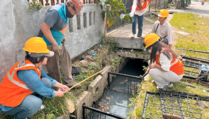 Medan Selayang Sering Banjir? Dosen Polmed Turun Tangan Pasang Alat ‘Sakti’ Ini di Drainase, Warga Kini Bernapas Lega!