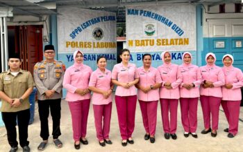 Jalin Silaturahmi, Bhayangkari dan SPPG 1 Labusel Bagi-bagi Takjil di Kampung Rakyat, Pengendara Antusias