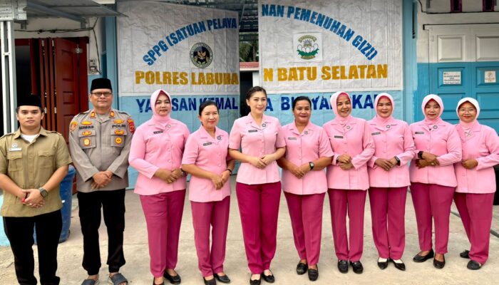 Jalin Silaturahmi, Bhayangkari dan SPPG 1 Labusel Bagi-bagi Takjil di Kampung Rakyat, Pengendara Antusias