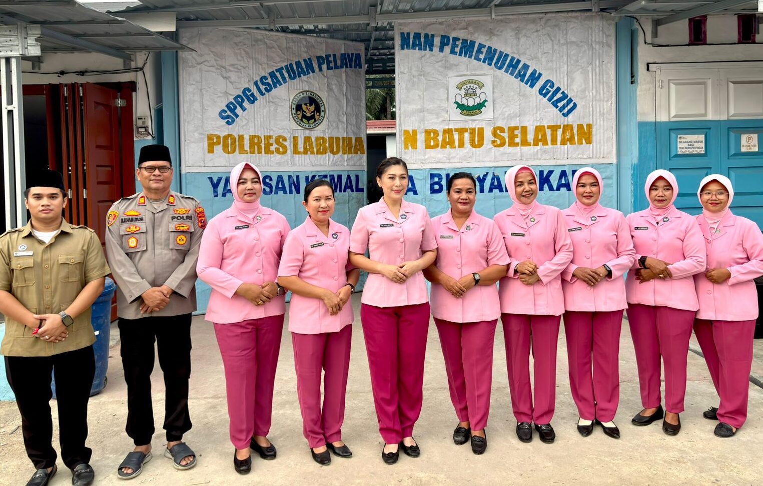 Jalin Silaturahmi, Bhayangkari dan SPPG 1 Labusel Bagi-bagi Takjil di Kampung Rakyat, Pengendara Antusias