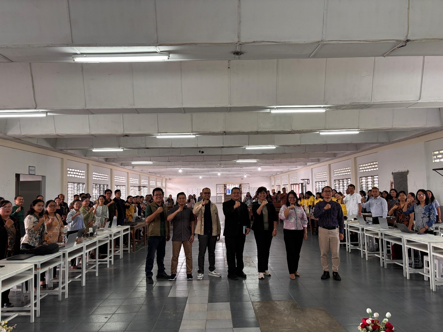 100 guru mengikuti sesi pelatihan Digital Literacy, Computational Thinking, dan AI yang diselenggarakan oleh Benih Foundation bersama Alkademi.
