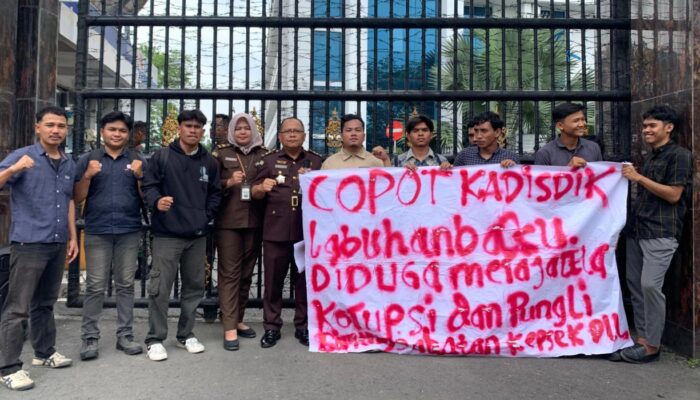 Demo di Kejatisu, Mahasiswa Desak Kadisdik Labuhanbatu Diperiksa Terkait Dugaan Korupsi-Pungli Kepsek