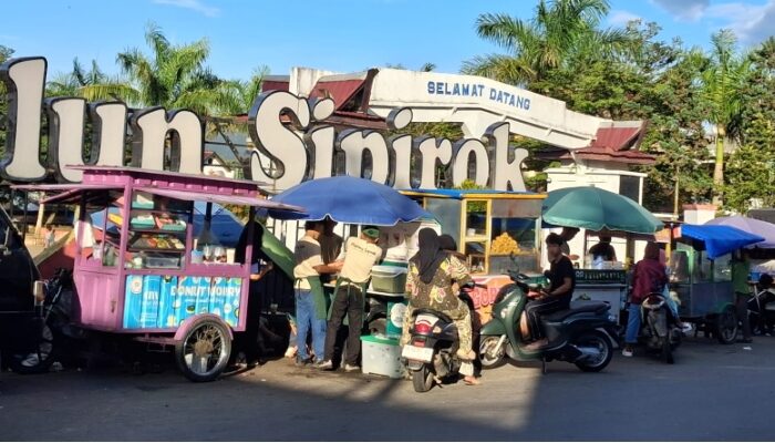 Diduga PKL Di Bahu Jalan Pasar Sipirok ” ATM” Disdagkop UKM Dan Dishub Tapsel 