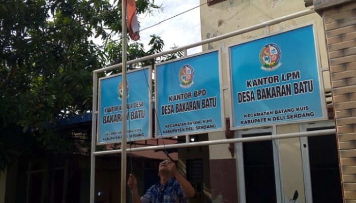 Desa Bakaran Batu Deli Serdang Kibarkan Bendera Merah Putih Kusam, Bolong Bolong Dan Terbalik 