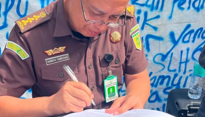 Massa AMPK SU Ngeluruk ke Kejati Sumut, Desak Usut Dugaan Bobrok Dapur Program MBG di Labusel