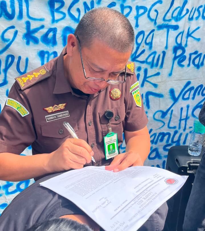 Massa AMPK SU Ngeluruk ke Kejati Sumut, Desak Usut Dugaan Bobrok Dapur Program MBG di Labusel